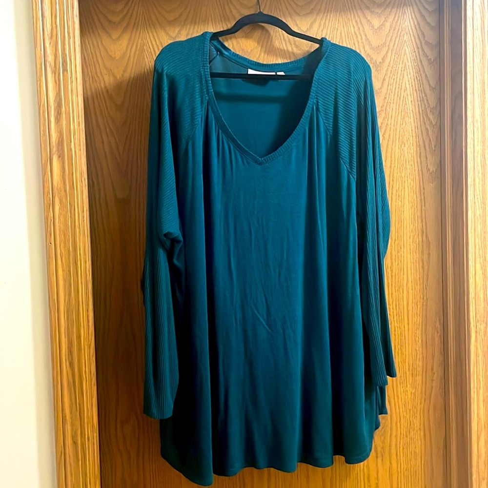 Forest green EVRI 3/4 length sleeve Vneck sweater with ribbed sleeves NEVER WORN